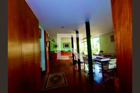 Casa à venda com 1500m², 6 quartos e 8 vagasBiblioteca