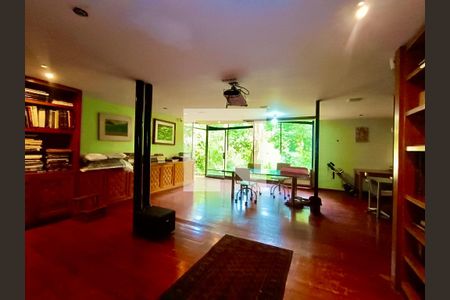 Casa à venda com 1500m², 6 quartos e 8 vagasBiblioteca