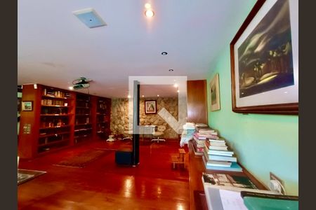 Casa à venda com 1500m², 6 quartos e 8 vagasBiblioteca