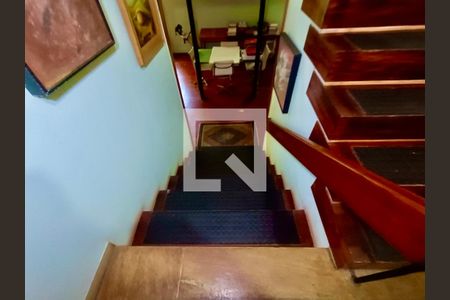 Casa à venda com 1500m², 6 quartos e 8 vagasEscada