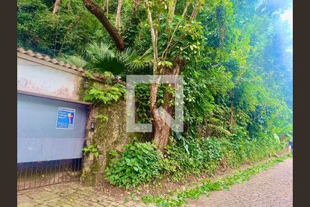 Casa à venda com 1500m², 6 quartos e 8 vagasFachada com cartaz QA