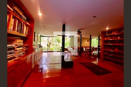 Casa à venda com 1500m², 6 quartos e 8 vagasBiblioteca