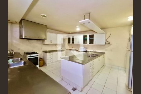 Casa à venda com 1500m², 6 quartos e 8 vagasCopa / Cozinha