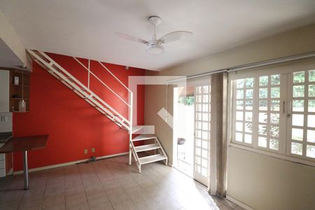 Sala de casa de condomínio para alugar com 2 quartos, 62m² em Maria Paula, São Gonçalo