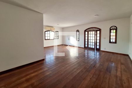 Sala de casa à venda com 3 quartos, 249m² em Serra Grande, Niterói