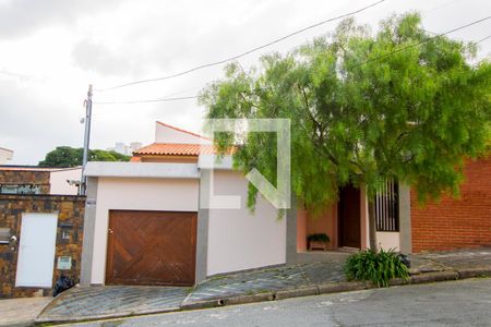 Casa à venda com 253m², 3 quartos e 3 vagas Casa à venda com 253m², 3 quartos e 3 vagasFachada