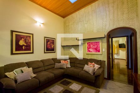 Casa à venda com 253m², 3 quartos e 3 vagas Casa à venda com 253m², 3 quartos e 3 vagasSala de TV