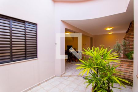 Casa à venda com 253m², 3 quartos e 3 vagas Casa à venda com 253m², 3 quartos e 3 vagasQuintal