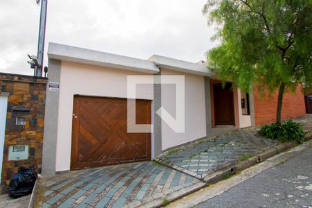 Casa à venda com 253m², 3 quartos e 3 vagas Casa à venda com 253m², 3 quartos e 3 vagasFachada