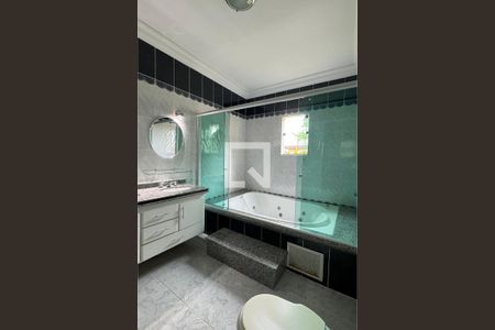 Casa de condomínio para alugar com 480m², 4 quartos e 6 vagasBanheiro da Suíte 1