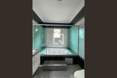 Casa de condomínio para alugar com 480m², 4 quartos e 6 vagasBanheiro da Suíte 1