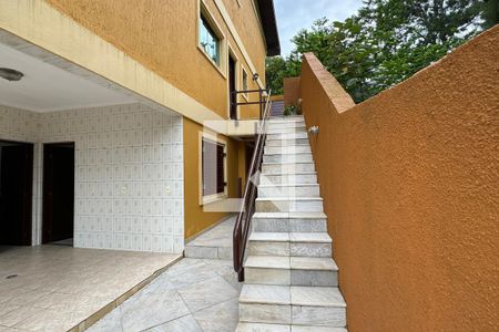 Casa de condomínio para alugar com 480m², 4 quartos e 6 vagasEscada