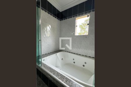 Casa de condomínio para alugar com 480m², 4 quartos e 6 vagasBanheiro da Suíte 1