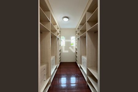 Casa de condomínio para alugar com 480m², 4 quartos e 6 vagasCloset da suíte 1