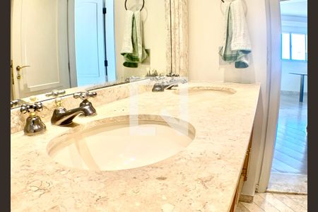 Apartamento à venda com 270m², 4 quartos e 4 vagasBanheiro