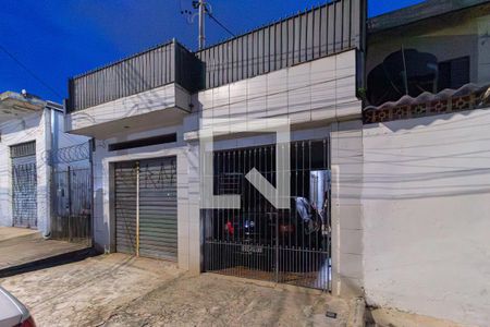 Casa à venda com 213m², 3 quartos e 2 vagas Casa à venda com 213m², 3 quartos e 2 vagasFachada