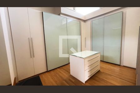 Casa de condomínio à venda com 1430m², 4 quartos e 8 vagas