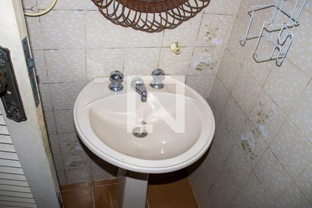 Casa de condomínio à venda com 630m², 5 quartos e 6 vagasBanheiro de Serviço