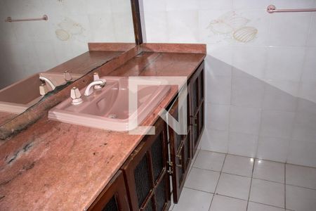 Casa de condomínio à venda com 630m², 5 quartos e 6 vagasBanheiro 1