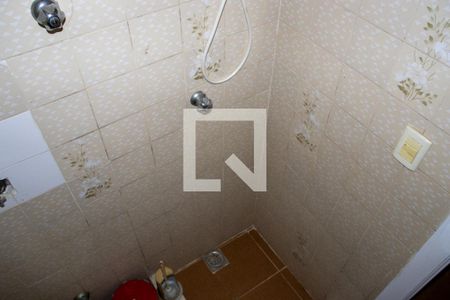 Casa de condomínio à venda com 630m², 5 quartos e 6 vagasBanheiro de Serviço