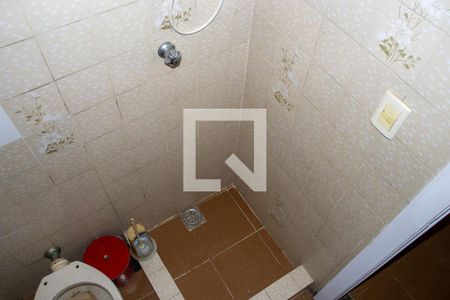 Casa de condomínio à venda com 630m², 5 quartos e 6 vagasBanheiro de Serviço