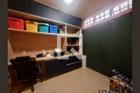 Casa à venda com 227m², 3 quartos e 4 vagasEscritório