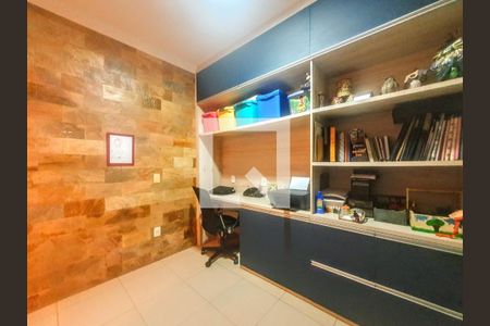 Casa à venda com 227m², 3 quartos e 4 vagasEscritório