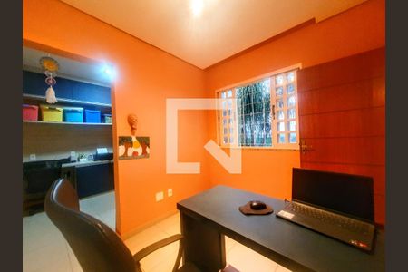 Casa à venda com 227m², 3 quartos e 4 vagasEscritório