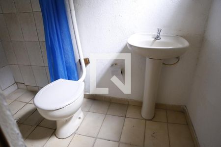 Banheiro de casa para alugar com 1 quarto, 40m² em Vila Zat, São Paulo