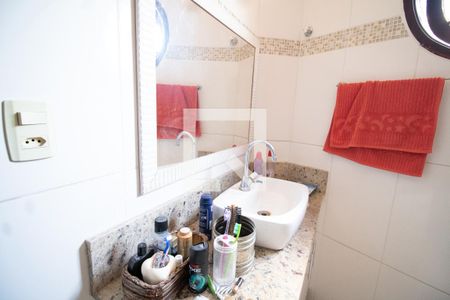 Casa à venda com 170m², 3 quartos e 2 vagas Casa à venda com 170m², 3 quartos e 2 vagasBanheiro Social