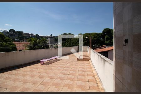 Casa à venda com 170m², 3 quartos e 2 vagas Casa à venda com 170m², 3 quartos e 2 vagasTerraço