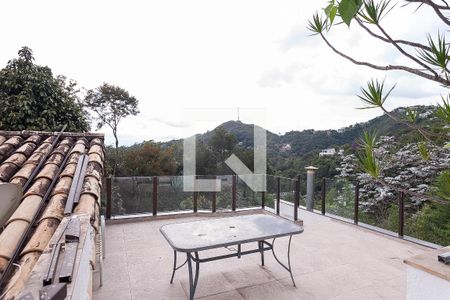 Casa de condomínio à venda com 432m², 4 quartos e 4 vagas Casa de condomínio à venda com 432m², 4 quartos e 4 vagasdeck