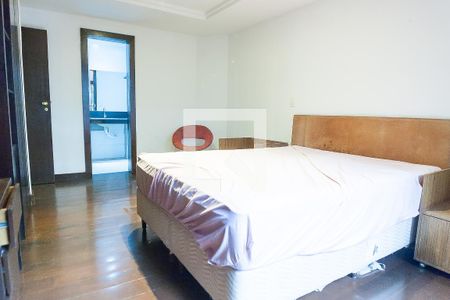 Casa de condomínio à venda com 432m², 4 quartos e 4 vagas Casa de condomínio à venda com 432m², 4 quartos e 4 vagassuite 1