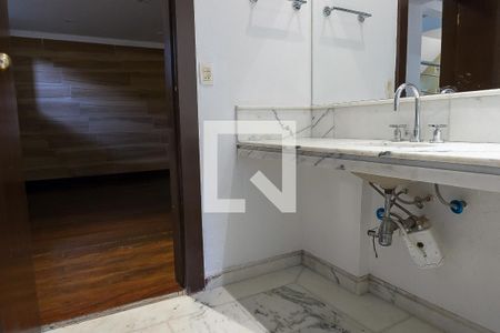 Casa de condomínio à venda com 432m², 4 quartos e 4 vagas Casa de condomínio à venda com 432m², 4 quartos e 4 vagasBanheiro Social