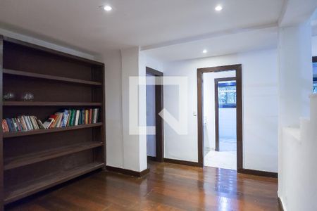 Casa de condomínio à venda com 432m², 4 quartos e 4 vagas Casa de condomínio à venda com 432m², 4 quartos e 4 vagassala de tv