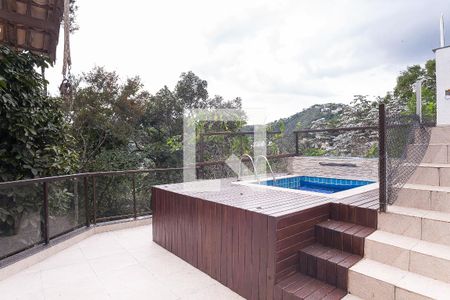 Casa de condomínio à venda com 432m², 4 quartos e 4 vagas Casa de condomínio à venda com 432m², 4 quartos e 4 vagasPiscina