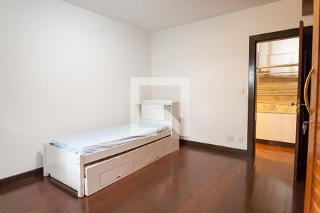 Casa de condomínio à venda com 432m², 4 quartos e 4 vagas Casa de condomínio à venda com 432m², 4 quartos e 4 vagasquarto 1