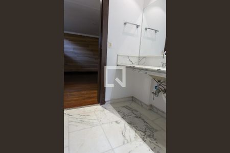 Casa de condomínio à venda com 432m², 4 quartos e 4 vagas Casa de condomínio à venda com 432m², 4 quartos e 4 vagasBanheiro Social