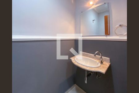 Banheiro de casa de condomínio para alugar com 3 quartos, 100m² em Jardim Ester Yolanda, São Paulo