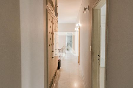 Apartamento para alugar com 383m², 4 quartos e 2 vagasCorredor de acesso aos quartos