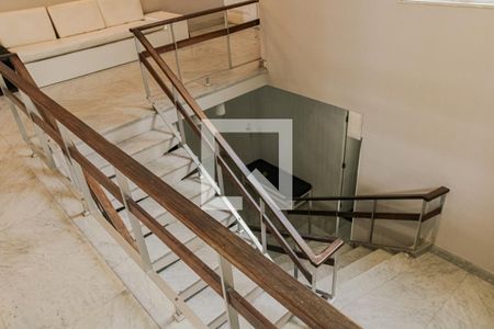 Apartamento para alugar com 383m², 4 quartos e 2 vagasEscadas acesso aos quartos