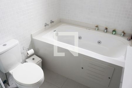 Apartamento para alugar com 195m², 5 quartos e 4 vagasBanheiro da Suíte 1