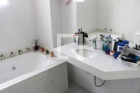 Apartamento para alugar com 195m², 5 quartos e 4 vagasBanheiro da Suíte 1