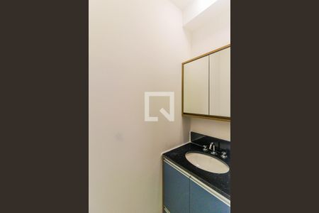 Banheiro de kitnet/studio para alugar com 1 quarto, 20m² em Jardim das Acácias, São Paulo