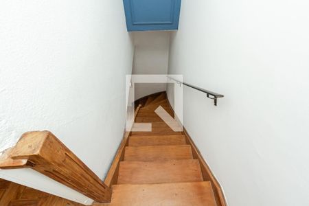 Escada de casa para alugar com 2 quartos, 150m² em Vila Nova Conceição, São Paulo