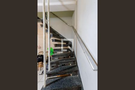 Casa à venda com 350m², 4 quartos e 2 vagas Casa à venda com 350m², 4 quartos e 2 vagasEscada