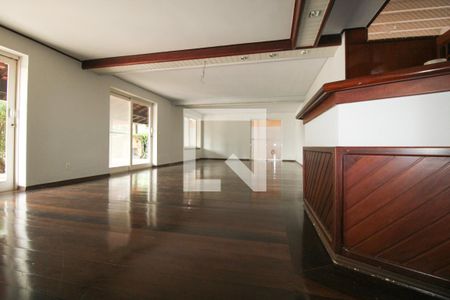 Casa de condomínio para alugar com 410m², 3 quartos e 4 vagasSala