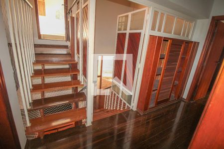Escada de casa de condomínio para alugar com 3 quartos, 410m² em Parque da Hípica, Campinas