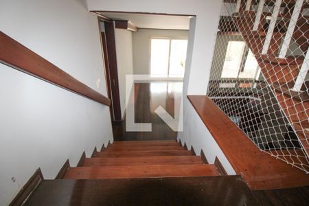 Escada de casa de condomínio para alugar com 3 quartos, 410m² em Parque da Hípica, Campinas