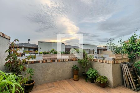 Sala de casa de condomínio à venda com 2 quartos, 102m² em Guarujá, Porto Alegre